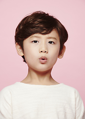 포토 JPG 스튜디오촬영 응시 남자 감정 어린이라이프 어린이 표정 한명 근접촬영 소년 상반신 앞모습 놀람 한국인 소년한명만 분홍색배경 국내포토 1 라이프스타일 시선 뷰포인트 분홍색 백그라운드 실내 사람 동양인 남자한명만 소년만 파일형식