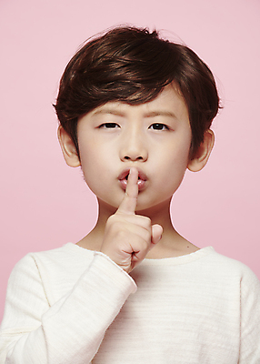 포토 JPG 스튜디오촬영 응시 남자 감정 어린이라이프 어린이 표정 한명 손짓 근접촬영 소년 상반신 앞모습 한국인 쉿 소년한명만 분홍색배경 국내포토 1 라이프스타일 시선 뷰포인트 분홍색 백그라운드 모션 실내 사람 동양인 조용 남자한명만 소년만 파일형식