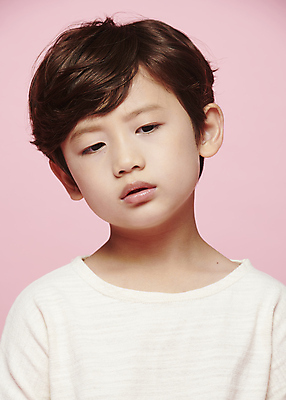 포토 JPG 스튜디오촬영 응시 남자 감정 어린이라이프 어린이 표정 한명 근접촬영 소년 상반신 앞모습 한국인 짜증 불만 시무룩 소년한명만 분홍색배경 국내포토 1 라이프스타일 시선 뷰포인트 분홍색 백그라운드 실내 사람 동양인 남자한명만 소년만 파일형식