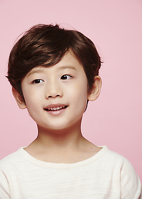 포토 JPG 스튜디오촬영 응시 남자 감정 어린이라이프 어린이 표정 한명 미소 근접촬영 소년 상반신 앞모습 한국인 소년한명만 분홍색배경 국내포토 1 라이프스타일 시선 뷰포인트 분홍색 백그라운드 실내 사람 동양인 남자한명만 소년만 파일형식