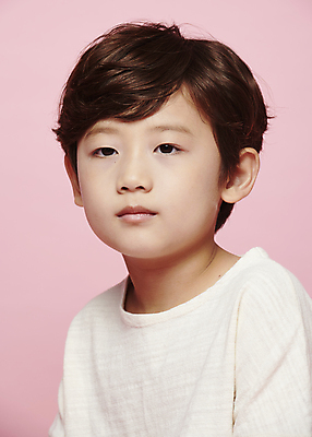 포토 JPG 스튜디오촬영 응시 남자 감정 어린이라이프 어린이 무표정 표정 한명 근접촬영 소년 상반신 앞모습 옆모습 한국인 시무룩 소년한명만 분홍색배경 국내포토 1 라이프스타일 시선 뷰포인트 분홍색 백그라운드 실내 사람 동양인 남자한명만 소년만 파일형식