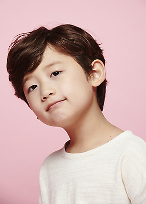 포토 JPG 스튜디오촬영 응시 남자 감정 어린이라이프 어린이 표정 한명 미소 근접촬영 소년 상반신 앞모습 옆모습 한국인 소년한명만 분홍색배경 국내포토 1 라이프스타일 시선 뷰포인트 분홍색 백그라운드 실내 사람 동양인 남자한명만 소년만 파일형식