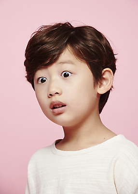 포토 JPG 스튜디오촬영 응시 남자 감정 어린이라이프 어린이 표정 한명 근접촬영 소년 상반신 앞모습 옆모습 놀람 한국인 소년한명만 분홍색배경 국내포토 1 라이프스타일 시선 뷰포인트 분홍색 백그라운드 실내 사람 동양인 남자한명만 소년만 파일형식