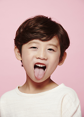 포토 JPG 스튜디오촬영 응시 남자 감정 어린이라이프 어린이 장난 표정 한명 근접촬영 소년 상반신 앞모습 한국인 개구쟁이 메롱 소년한명만 분홍색배경 국내포토 1 라이프스타일 시선 뷰포인트 분홍색 백그라운드 모션 실내 사람 동양인 남자한명만 소년만 파일형식