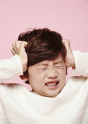 포토 JPG 스튜디오촬영 남자 감정 어린이라이프 어린이 표정 한명 손짓 근접촬영 소년 상반신 앞모습 눈감음 한국인 짜증 찡그림 두통 소년한명만 분홍색배경 국내포토 1 라이프스타일 뷰포인트 분홍색 백그라운드 모션 실내 사람 동양인 질병 남자한명만 소년만 파일형식