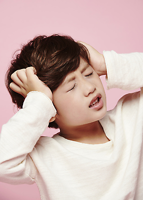 포토 JPG 스튜디오촬영 남자 감정 어린이라이프 어린이 표정 한명 손짓 근접촬영 소년 상반신 앞모습 옆모습 눈감음 한국인 짜증 찡그림 두통 소년한명만 분홍색배경 국내포토 1 라이프스타일 뷰포인트 분홍색 백그라운드 모션 실내 사람 동양인 질병 남자한명만 소년만 파일형식