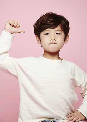 포토 JPG 스튜디오촬영 응시 남자 감정 어린이라이프 어린이 허리손 표정 한명 근접촬영 소년 상반신 앞모습 한국인 가리킴 소년한명만 분홍색배경 국내포토 1 라이프스타일 시선 뷰포인트 분홍색 포즈 백그라운드 실내 사람 동양인 손짓 남자한명만 소년만 파일형식