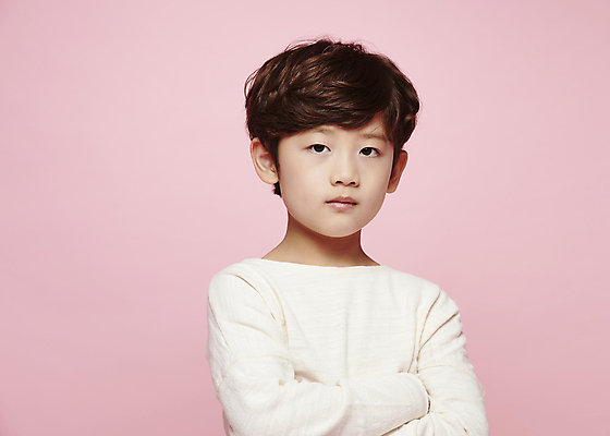포토 JPG 스튜디오촬영 응시 남자 감정 어린이라이프 어린이 무표정 표정 한명 근접촬영 소년 상반신 앞모습 팔짱 한국인 소년한명만 분홍색배경 국내포토 1 라이프스타일 시선 뷰포인트 분홍색 백그라운드 모션 실내 사람 동양인 남자한명만 소년만 파일형식