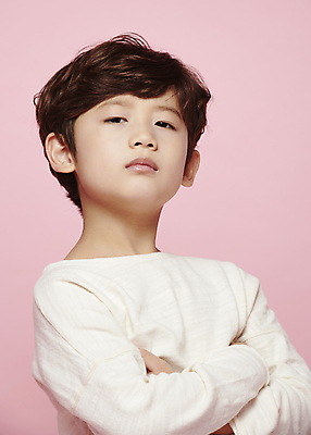 포토 JPG 스튜디오촬영 응시 남자 감정 어린이라이프 어린이 표정 한명 근접촬영 소년 상반신 앞모습 팔짱 한국인 자신감 소년한명만 내려보기 분홍색배경 국내포토 1 라이프스타일 시선 뷰포인트 분홍색 백그라운드 모션 실내 사람 동양인 남자한명만 소년만 파일형식