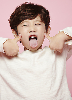 포토 JPG 스튜디오촬영 남자 감정 어린이라이프 어린이 장난 표정 한명 손짓 근접촬영 소년 상반신 앞모습 한국인 개구쟁이 메롱 소년한명만 분홍색배경 국내포토 1 라이프스타일 뷰포인트 분홍색 백그라운드 모션 실내 사람 동양인 남자한명만 소년만 파일형식