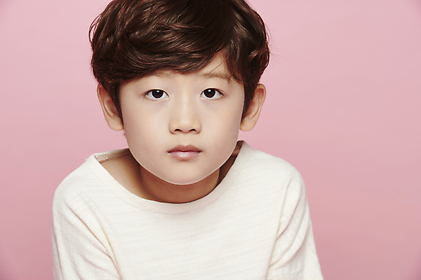 포토 JPG 스튜디오촬영 응시 남자 감정 어린이라이프 어린이 무표정 표정 한명 근접촬영 소년 상반신 앞모습 한국인 소년한명만 분홍색배경 국내포토 1 라이프스타일 시선 뷰포인트 분홍색 백그라운드 실내 사람 동양인 남자한명만 소년만 파일형식