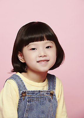 포토 JPG 스튜디오촬영 응시 여자 감정 어린이라이프 어린이 표정 한명 미소 소녀 근접촬영 상반신 앞모습 한국인 소녀한명만 분홍색배경 국내포토 1 라이프스타일 시선 뷰포인트 분홍색 백그라운드 실내 사람 동양인 여자한명만 소녀만 파일형식