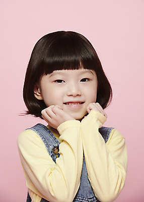 포토 JPG 스튜디오촬영 응시 여자 감정 어린이라이프 어린이 표정 한명 미소 소녀 근접촬영 상반신 앞모습 한국인 꽃받침 소녀한명만 분홍색배경 국내포토 1 라이프스타일 시선 뷰포인트 분홍색 백그라운드 실내 사람 동양인 손짓 여자한명만 소녀만 파일형식