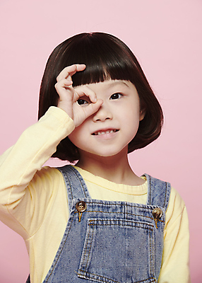포토 JPG 스튜디오촬영 응시 여자 감정 어린이라이프 어린이 표정 한명 미소 손짓 소녀 근접촬영 상반신 앞모습 한국인 소녀한명만 분홍색배경 국내포토 1 라이프스타일 시선 뷰포인트 분홍색 백그라운드 모션 실내 사람 동양인 여자한명만 소녀만 파일형식