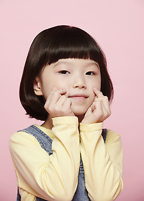 포토 JPG 스튜디오촬영 응시 여자 감정 어린이라이프 어린이 표정 한명 미소 소녀 근접촬영 상반신 앞모습 한국인 손하트 소녀한명만 분홍색배경 국내포토 1 라이프스타일 시선 뷰포인트 분홍색 백그라운드 실내 사람 동양인 손짓 여자한명만 소녀만 파일형식