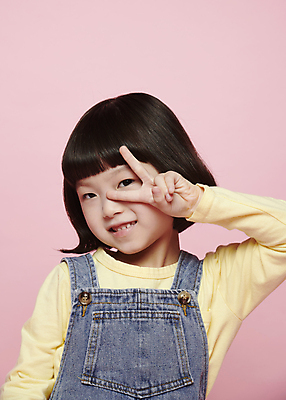 포토 JPG 스튜디오촬영 응시 여자 감정 어린이라이프 어린이 표정 한명 미소 소녀 근접촬영 상반신 앞모습 한국인 브이 소녀한명만 분홍색배경 국내포토 1 라이프스타일 시선 뷰포인트 분홍색 백그라운드 실내 사람 동양인 손짓 여자한명만 소녀만 파일형식