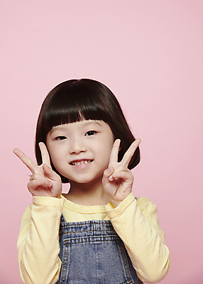 포토 JPG 스튜디오촬영 응시 여자 감정 어린이라이프 어린이 표정 한명 미소 소녀 근접촬영 상반신 앞모습 한국인 브이 소녀한명만 분홍색배경 국내포토 1 라이프스타일 시선 뷰포인트 분홍색 백그라운드 실내 사람 동양인 손짓 여자한명만 소녀만 파일형식
