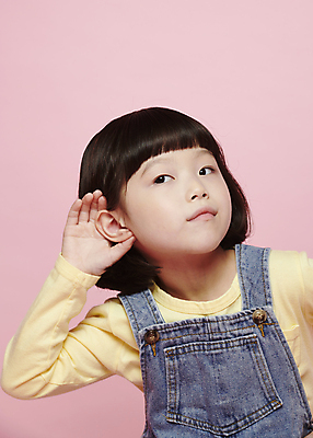 포토 JPG 스튜디오촬영 응시 여자 감정 어린이라이프 어린이 표정 한명 미소 손짓 소녀 근접촬영 상반신 앞모습 듣기 한국인 소녀한명만 분홍색배경 국내포토 1 라이프스타일 시선 뷰포인트 분홍색 백그라운드 모션 실내 사람 동양인 여자한명만 소녀만 파일형식