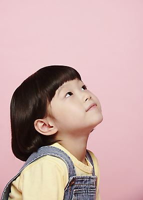 포토 JPG 스튜디오촬영 응시 여자 감정 어린이라이프 어린이 표정 한명 미소 소녀 근접촬영 상반신 옆모습 한국인 올려보기 소녀한명만 분홍색배경 국내포토 1 라이프스타일 시선 뷰포인트 분홍색 백그라운드 모션 실내 사람 동양인 여자한명만 소녀만 파일형식