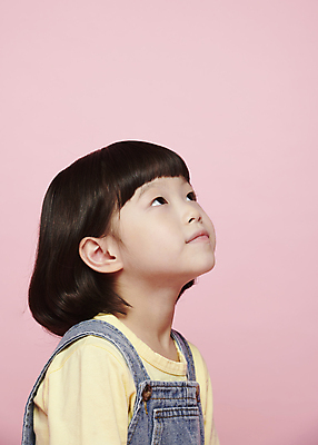 포토 JPG 스튜디오촬영 응시 여자 감정 어린이라이프 어린이 표정 한명 미소 소녀 근접촬영 상반신 옆모습 한국인 올려보기 소녀한명만 분홍색배경 국내포토 1 라이프스타일 시선 뷰포인트 분홍색 백그라운드 모션 실내 사람 동양인 여자한명만 소녀만 파일형식