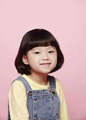 포토 JPG 스튜디오촬영 응시 여자 감정 어린이라이프 어린이 표정 한명 미소 소녀 근접촬영 상반신 앞모습 한국인 소녀한명만 분홍색배경 국내포토 1 라이프스타일 시선 뷰포인트 분홍색 백그라운드 실내 사람 동양인 여자한명만 소녀만 파일형식