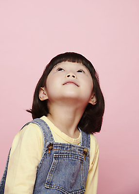 포토 JPG 스튜디오촬영 응시 여자 감정 어린이라이프 어린이 표정 한명 미소 소녀 근접촬영 상반신 앞모습 옆모습 한국인 올려보기 소녀한명만 분홍색배경 국내포토 1 라이프스타일 시선 뷰포인트 분홍색 백그라운드 모션 실내 사람 동양인 여자한명만 소녀만 파일형식