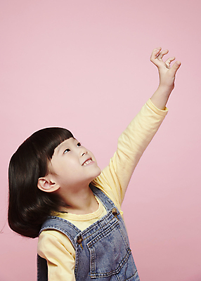 포토 JPG 스튜디오촬영 응시 여자 감정 어린이라이프 어린이 표정 한명 미소 소녀 근접촬영 상반신 옆모습 한국인 올려보기 손뻗기 소녀한명만 분홍색배경 국내포토 1 라이프스타일 시선 뷰포인트 분홍색 백그라운드 모션 실내 사람 동양인 여자한명만 소녀만 파일형식