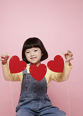 포토 JPG 스튜디오촬영 응시 여자 감정 어린이라이프 어린이 표정 한명 미소 들기 소녀 근접촬영 상반신 앞모습 한국인 하트 가랜드 소녀한명만 분홍색배경 국내포토 모양 1 라이프스타일 시선 뷰포인트 분홍색 백그라운드 모션 실내 사람 동양인 파티용품 여자한명만 소녀만 파일형식