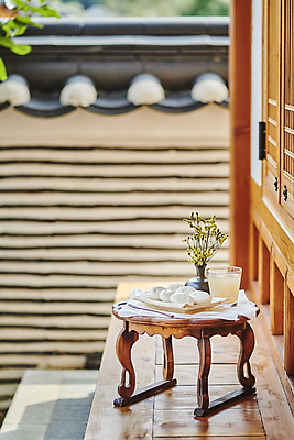 포토 JPG 주간 한국전통 접시 꽃 한식 디저트 사람없음 야외 꽃병 식탁보 다과 소반 식혜 나무포크 다과상 전통다과 절편 툇마루 기와담장 할매니얼 국내포토 자연요소 식물 전통 식기 음료 음식 포크 탁자 떡 한국 기와 담장 전통음식 마루_인테리어 전통차 신조어 파일형식