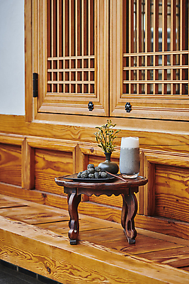 포토 JPG 주간 한국전통 접시 꽃 한식 디저트 떡 사람없음 야외 꽃병 다과 소반 나무포크 다과상 전통다과 툇마루 흑임자인절미 흑임자라떼 할매니얼 국내포토 자연요소 식물 전통 식기 음식 포크 탁자 한국 전통음식 마루_인테리어 신조어 라떼 인절미 파일형식