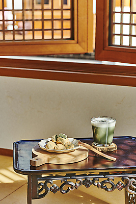 포토 JPG 주간 한국전통 접시 한식 디저트 떡 실내 사람없음 햇빛 다과 소반 나무도마 나무받침 나무포크 다과상 전통다과 전통창문 할매니얼 쑥라떼 쑥인절미 국내포토 자연요소 전통 식기 음식 포크 창문 탁자 도마 한국 내부 목재 태양 전통음식 받침대 신조어 라떼 인절미 파일형식