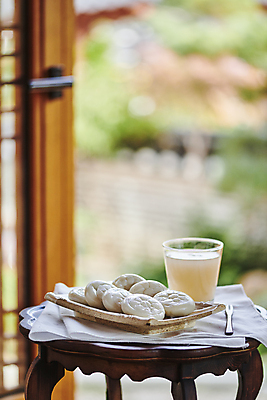포토 자연요소 전통 식기 음료 음식 포크 탁자 디저트 떡 한국 촬영기법 내부 문 전통음식 전통차 신조어 다과 파일형식 식탁보 실내 전통문 아웃포커스 식혜 할매니얼 소반 절편 접시 JPG 한식 한국전통 주간 사람없음 나무포크 전통다과 다과상 국내포토