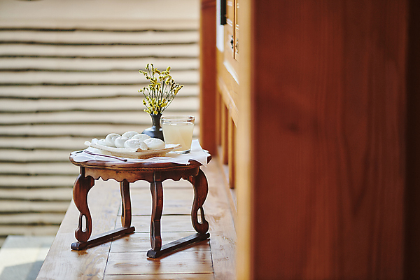 포토 JPG 주간 한국전통 접시 꽃 한식 디저트 사람없음 야외 꽃병 식탁보 소프트포커스 다과 소반 식혜 나무포크 다과상 전통다과 절편 툇마루 할매니얼 국내포토 자연요소 식물 전통 식기 음료 음식 포크 탁자 떡 한국 촬영기법 전통음식 마루_인테리어 전통차 신조어 파일형식