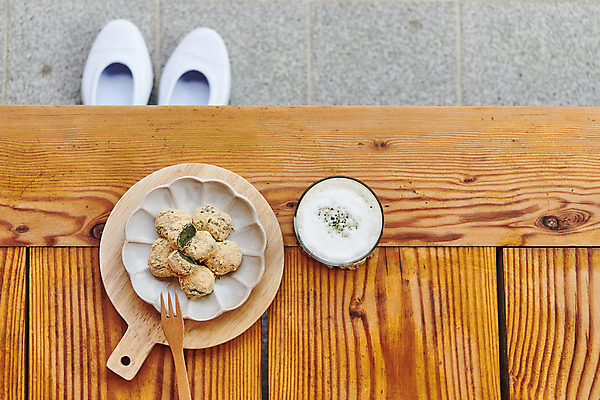 포토 JPG 주간 한국전통 접시 한식 디저트 떡 사람없음 야외 하이앵글 고무신 다과 나무도마 나무포크 전통다과 툇마루 할매니얼 쑥라떼 쑥인절미 국내포토 자연요소 전통 식기 음식 뷰포인트 신발 포크 도마 한국 목재 전통음식 마루_인테리어 신조어 라떼 인절미 파일형식