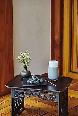 포토 JPG 한국전통 접시 꽃 한식 디저트 실내 사람없음 꽃병 다과 소반 나무포크 다과상 전통다과 흑임자인절미 흑임자라떼 할매니얼 국내포토 식물 전통 식기 음식 포크 탁자 한국 내부 전통음식 신조어 라떼 인절미 파일형식