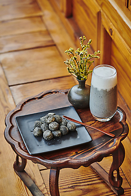 포토 JPG 주간 한국전통 접시 꽃 한식 디저트 사람없음 야외 꽃병 다과 소반 나무포크 다과상 전통다과 툇마루 흑임자인절미 흑임자라떼 할매니얼 국내포토 자연요소 식물 전통 식기 음식 포크 탁자 한국 전통음식 마루_인테리어 신조어 라떼 인절미 파일형식