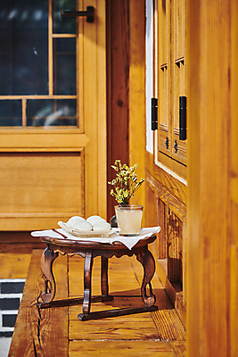 포토 JPG 주간 한국전통 접시 꽃 한식 디저트 사람없음 야외 꽃병 식탁보 다과 소반 식혜 나무포크 다과상 전통다과 절편 툇마루 할매니얼 국내포토 자연요소 식물 전통 식기 음료 음식 포크 탁자 떡 한국 전통음식 마루_인테리어 전통차 신조어 파일형식