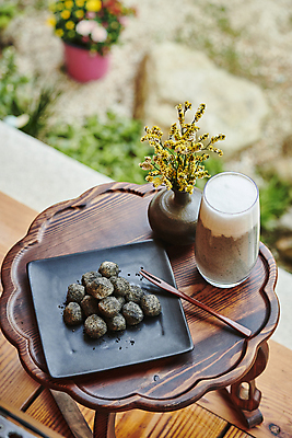 포토 JPG 주간 한국전통 접시 꽃 화분 한식 디저트 사람없음 야외 아웃포커스 꽃병 다과 소반 나무포크 다과상 전통다과 툇마루 흑임자인절미 흑임자라떼 할매니얼 국내포토 자연요소 식물 전통 식기 음식 포크 탁자 한국 촬영기법 전통음식 마루_인테리어 신조어 라떼 인절미 파일형식
