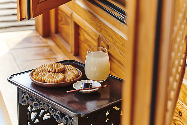 포토 JPG 주간 한국전통 접시 한식 디저트 사람없음 야외 소프트포커스 약과 다과 소반 식혜 나무포크 다과상 양갱 전통다과 전통창문 툇마루 할매니얼 국내포토 자연요소 전통 식기 음료 음식 포크 창문 탁자 한국 촬영기법 전통음식 마루_인테리어 전통차 신조어 파일형식