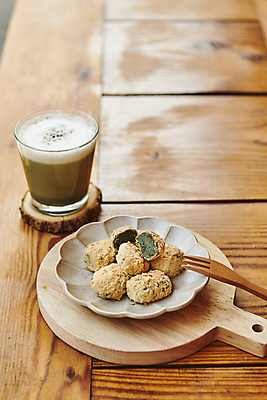 포토 자연요소 전통 식기 음식 포크 디저트 도마 한국 목재 전통음식 마루_인테리어 받침대 신조어 다과 라떼 인절미 파일형식 툇마루 나무도마 나무받침 할매니얼 접시 떡 JPG 한식 한국전통 야외 주간 사람없음 나무포크 쑥인절미 쑥라떼 전통다과 국내포토