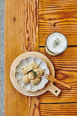 포토 JPG 주간 한국전통 접시 한식 디저트 떡 사람없음 야외 하이앵글 다과 나무도마 나무받침 나무포크 전통다과 툇마루 할매니얼 쑥라떼 쑥인절미 국내포토 자연요소 전통 식기 음식 뷰포인트 포크 도마 한국 목재 전통음식 마루_인테리어 받침대 신조어 라떼 인절미 파일형식