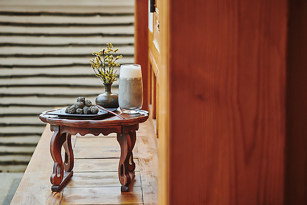 포토 JPG 주간 한국전통 접시 꽃 한식 디저트 떡 사람없음 야외 꽃병 소프트포커스 다과 소반 나무포크 다과상 전통다과 툇마루 흑임자인절미 흑임자라떼 할매니얼 국내포토 자연요소 식물 전통 식기 음식 포크 탁자 한국 촬영기법 전통음식 마루_인테리어 신조어 라떼 인절미 파일형식