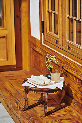 포토 JPG 주간 한국전통 접시 꽃 한식 디저트 그림자 사람없음 야외 꽃병 식탁보 다과 소반 식혜 나무포크 다과상 전통다과 절편 툇마루 할매니얼 국내포토 자연요소 식물 전통 식기 음료 음식 포크 탁자 떡 한국 전통음식 마루_인테리어 전통차 신조어 파일형식