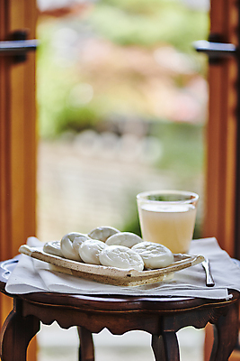 포토 JPG 주간 한국전통 접시 한식 디저트 실내 사람없음 아웃포커스 식탁보 전통문 다과 소반 식혜 나무포크 다과상 전통다과 절편 할매니얼 국내포토 자연요소 전통 식기 음료 음식 포크 탁자 떡 한국 촬영기법 내부 문 전통음식 전통차 신조어 파일형식