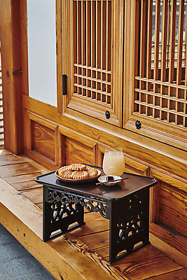 포토 JPG 주간 한국전통 접시 한식 디저트 사람없음 야외 약과 다과 소반 식혜 나무포크 다과상 양갱 전통다과 전통창문 툇마루 할매니얼 국내포토 자연요소 전통 식기 음료 음식 포크 창문 탁자 한국 전통음식 마루_인테리어 전통차 신조어 파일형식