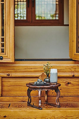 포토 JPG 주간 한국전통 접시 꽃 한식 디저트 떡 사람없음 야외 꽃병 다과 소반 나무포크 다과상 전통다과 전통창문 툇마루 흑임자인절미 흑임자라떼 할매니얼 국내포토 자연요소 식물 전통 식기 음식 포크 창문 탁자 한국 전통음식 마루_인테리어 신조어 라떼 인절미 파일형식