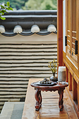 포토 JPG 주간 한국전통 접시 꽃 한식 디저트 떡 사람없음 야외 꽃병 다과 소반 나무포크 다과상 전통다과 툇마루 흑임자인절미 기와담장 흑임자라떼 할매니얼 국내포토 자연요소 식물 전통 식기 음식 포크 탁자 한국 기와 담장 전통음식 마루_인테리어 신조어 라떼 인절미 파일형식