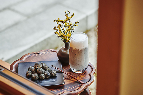 포토 자연요소 식물 전통 식기 꽃 음식 포크 창문 탁자 디저트 한국 촬영기법 전통음식 신조어 다과 라떼 인절미 파일형식 전통창문 소프트포커스 할매니얼 접시 떡 소반 JPG 한식 한국전통 야외 주간 사람없음 흑임자라떼 흑임자인절미 나무포크 꽃병 전통다과 다과상 국내포토