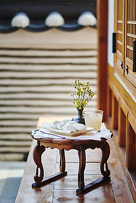 포토 자연요소 식물 전통 식기 꽃 음료 음식 포크 탁자 디저트 떡 한국 기와 담장 전통음식 마루_인테리어 전통차 신조어 다과 파일형식 기와담장 툇마루 할매니얼 소반 절편 식혜 접시 JPG 한식 한국전통 야외 주간 사람없음 나무포크 꽃병 전통다과 다과상 식탁보 국내포토