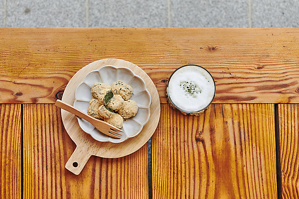 포토 JPG 주간 한국전통 접시 한식 디저트 떡 사람없음 야외 하이앵글 다과 소반 나무도마 나무포크 전통다과 툇마루 할매니얼 쑥라떼 쑥인절미 국내포토 자연요소 전통 식기 음식 뷰포인트 포크 탁자 도마 한국 목재 전통음식 마루_인테리어 신조어 라떼 인절미 파일형식